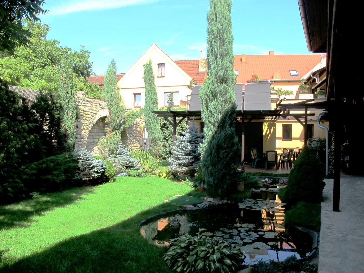 Hotel U Lisky Hostka  Екстер'єр фото