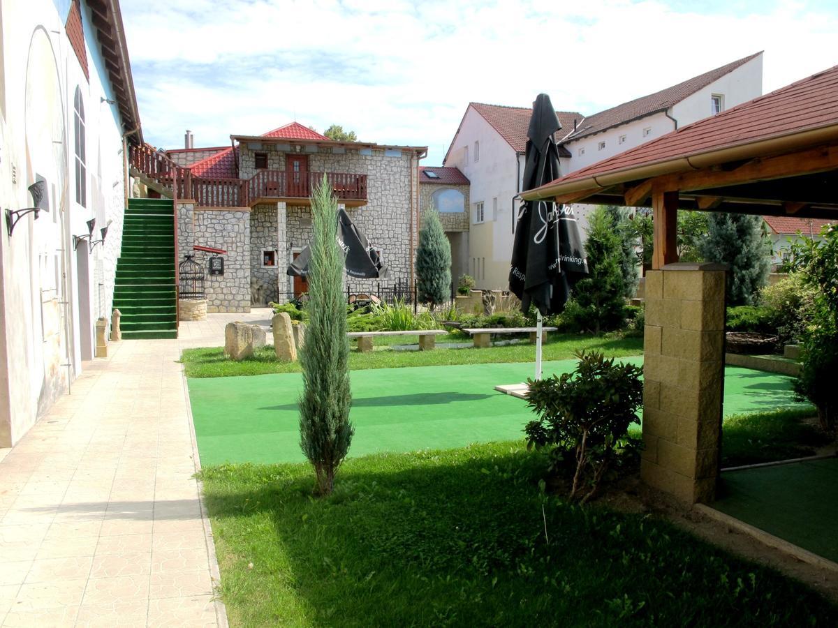 Hotel U Lisky Hostka  Екстер'єр фото